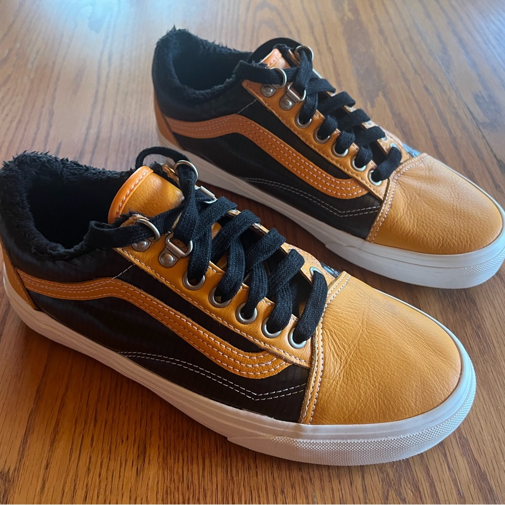 Unisex Vans Old Skool Orange/Black Leather Fur Lined Shoes Size 7